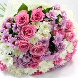 Сборный букет роз и хризантем с оформлением R342