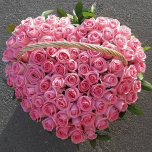 Корзина 101 розовая роза в форме сердца R1956