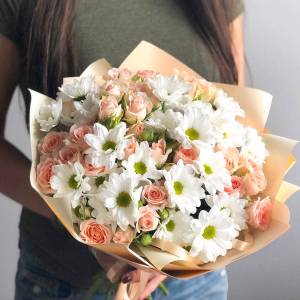 Нежный букет белая хризантема и кустовые розы R1232
