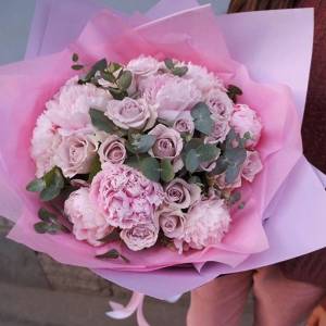 Сборный букет пионы и розы с эвкалиптом R506